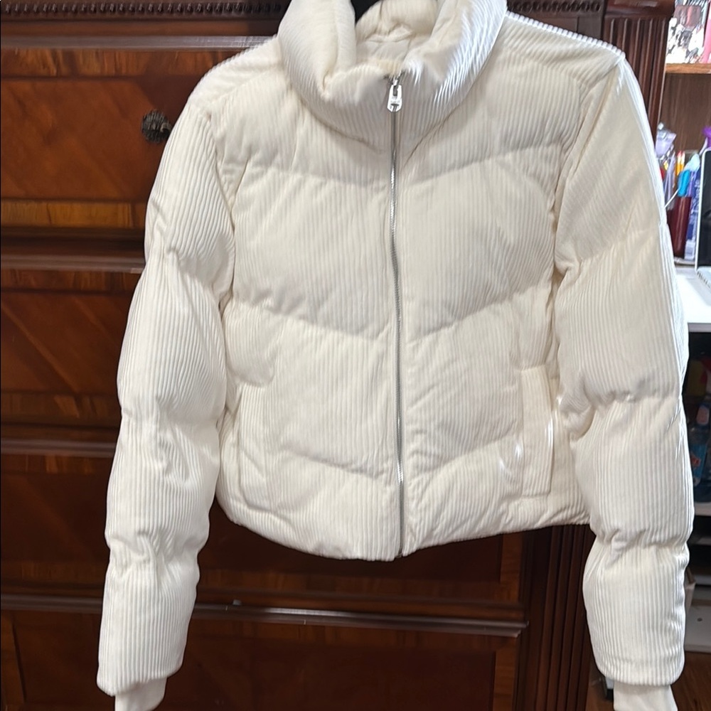 Hollister Cream Puffer Jacket with Quilted Design and High Collar